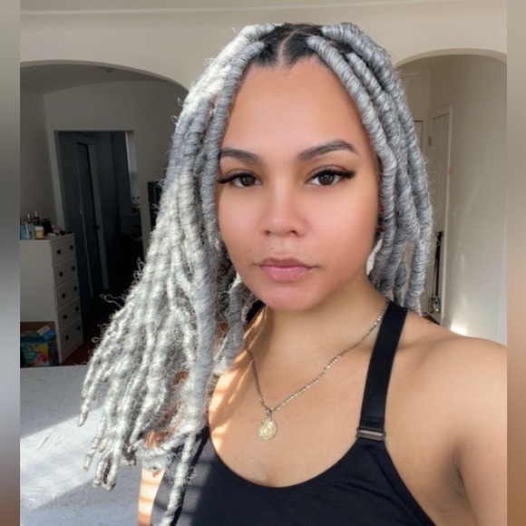 MEET YOUR SELLER 🙋‍♀️ - Picture 2 of 9